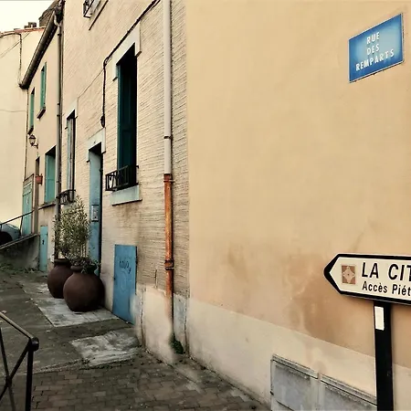 Sous Les Remparts شقة *
