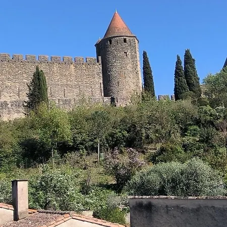 Sous Les Remparts * קרקסון