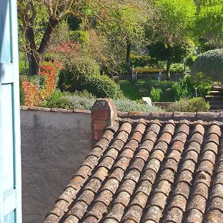 Sous Les Remparts דירה
