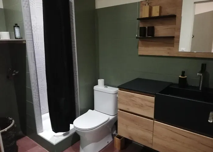 Sous Les Remparts * קרקסון